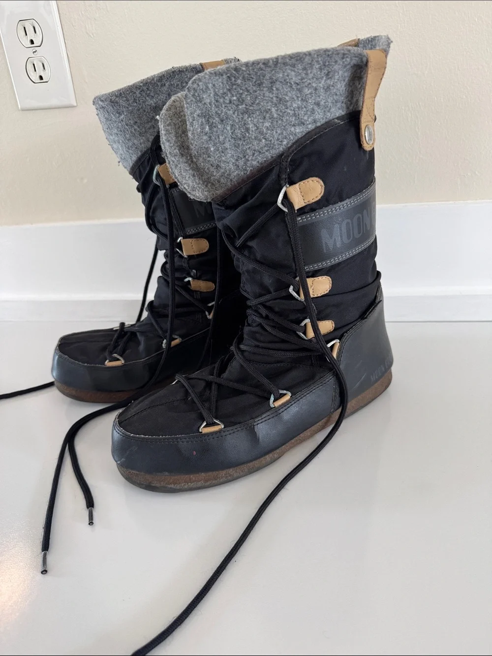Moon Boot Women’s 7.5 Boots Nylon Lace Up Colorblock Black Gray Waterproof
